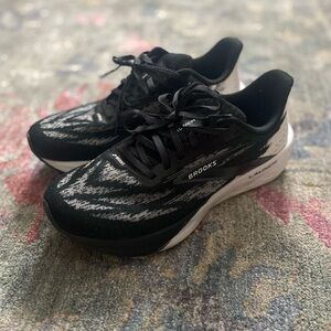 Brooks Women's Black and White Sneakers